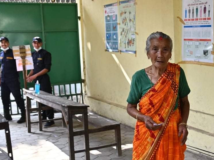 काठमाडौं महानगरमा ७७ वर्षीया वृद्धाले गरिन् मतदान 